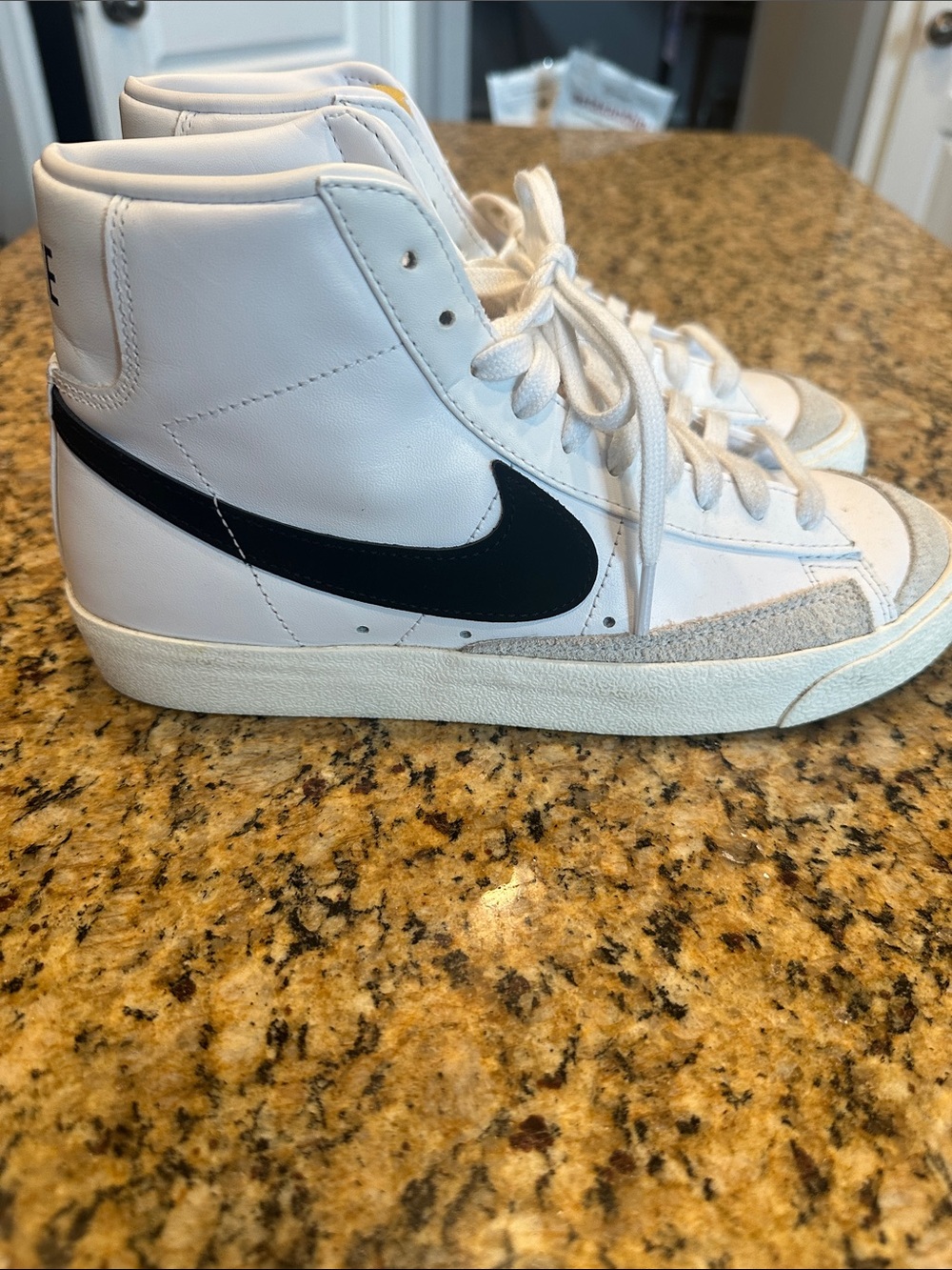 Nike White High-Top Sneakers with Black Swoosh women’s sz 9